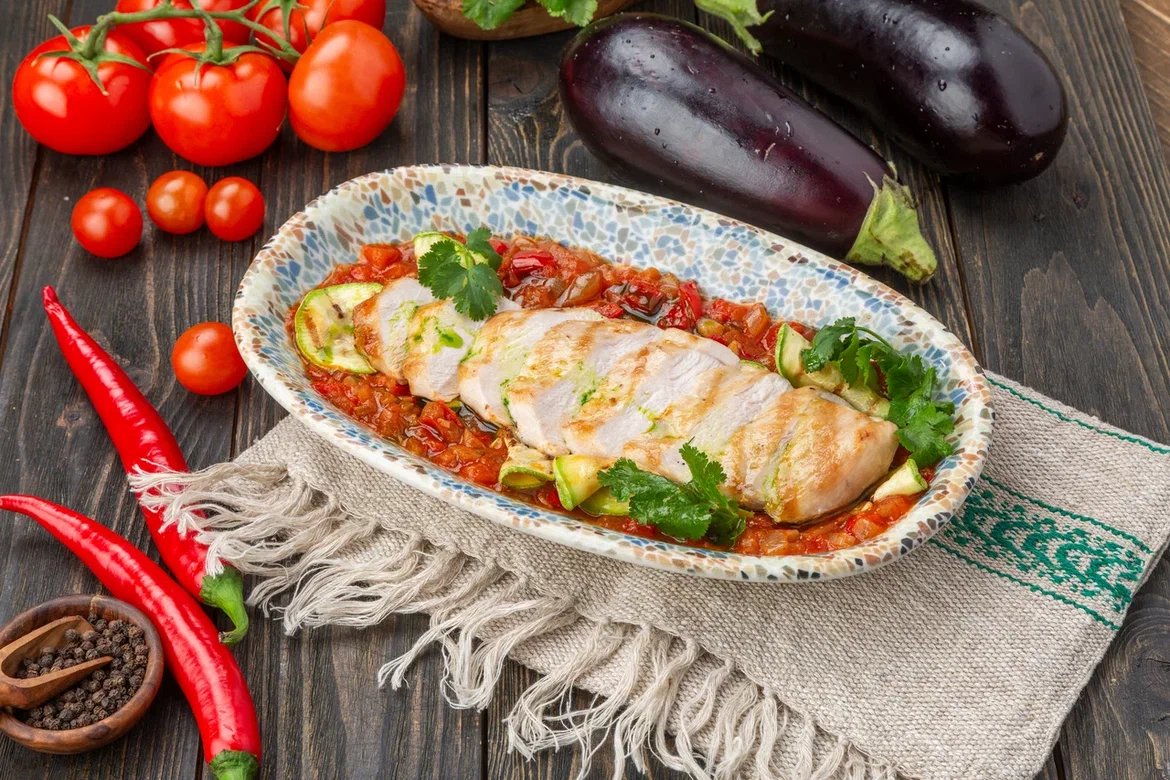 Куриная грудка с шакшукой